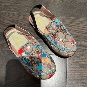 Gucci kids girls loafers fits a 3 year old. Its a size 26 but fits a size 25
